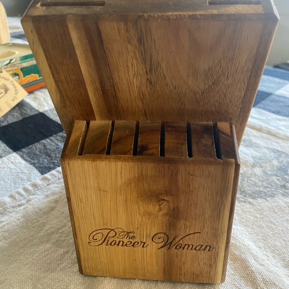 PIONEER WOMAN KNIFE BLOCK! - Picture 2 of 3